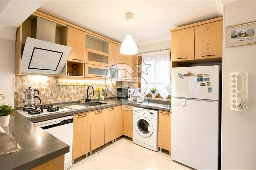 Sahile Yürüyüş Mesafesinde Bahçe İçinde Tripleks Köşe Villa