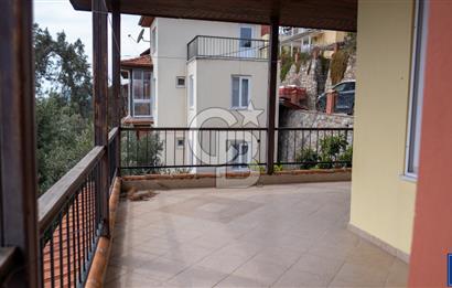 PANOROMİK DENİZ MANZARALI Sarıgerme'de Kiralık Eşyalı 3+1 Bahçe Tripleks