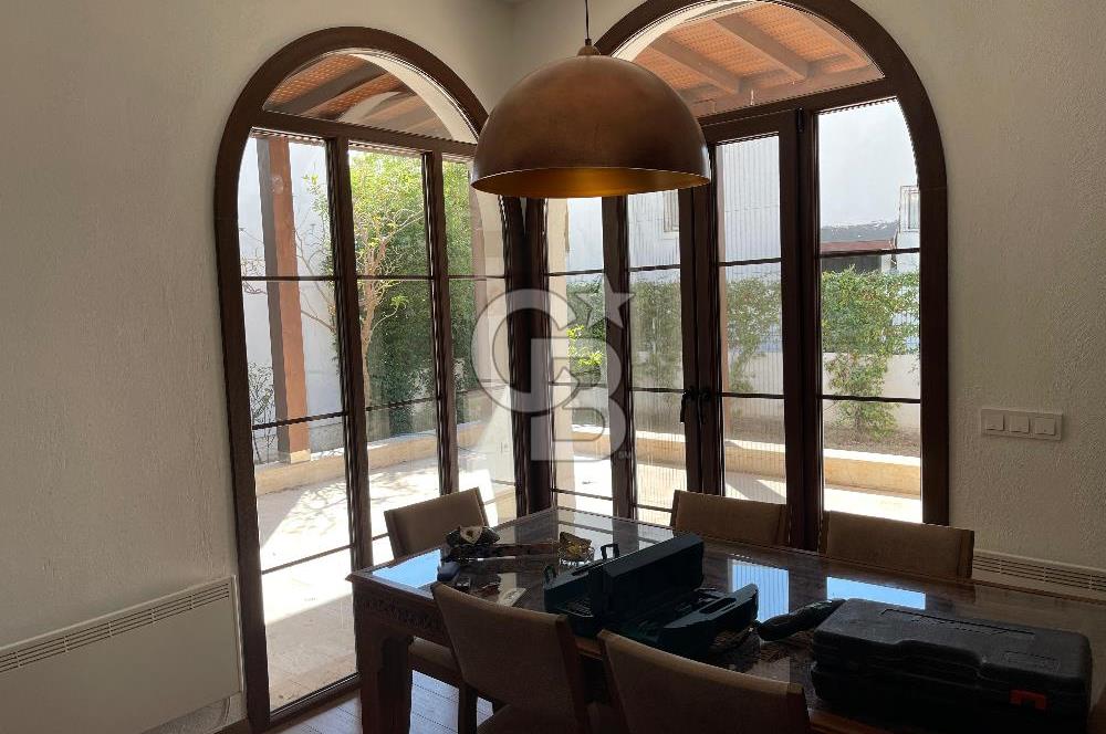 BODRUM UMURÇA MERKEZİ KONUMDA EŞYALI SATILIK GENİŞ KULLANIŞLI MÜSTAKİL VİLLA 
