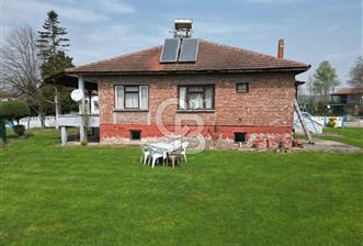 Sakaryanın En Güzel Köyü Maksudiyede Bahçeli Ev | 615 m² Arsa - 1 - 346447