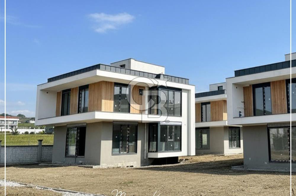 Silivri Ortaköyde Deniz Manzaralı Satılık 6+1 Lüks Villa