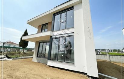 Silivri Ortaköyde Deniz Manzaralı Satılık 6+1 Lüks Villa