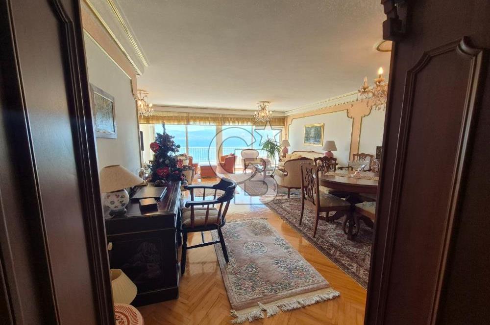 Karşıyaka Yalı Caddesi Satılık Deniz Manzaralı Daire