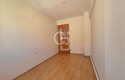 Karşıyaka Bahriye Üçok Bulvarı'nda Geniş 2+1 Kiralık Daire