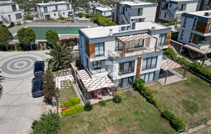  YALIKAVAK GÖKÇEBEL SAKLI KORU’DA HAVUZLU SİTE İÇİNDE SATILIK BAHÇE DUBLEKSİ 