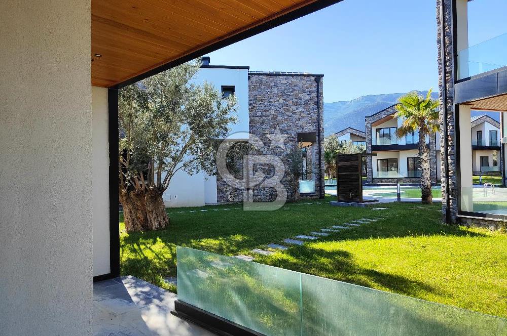 Edremit Güre'de Havuzlu Sitede Satılık Lüks 3+1 Villa