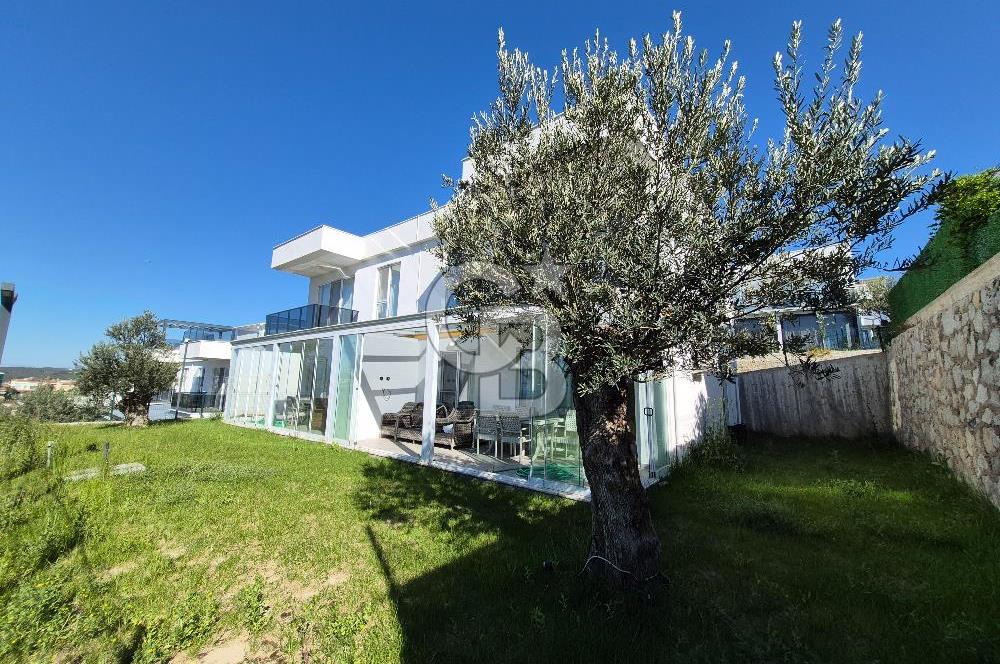 Gömeç Karaağaç'ta Havuzlu, Deniz Manzaralı 4+1 Satılık Villa