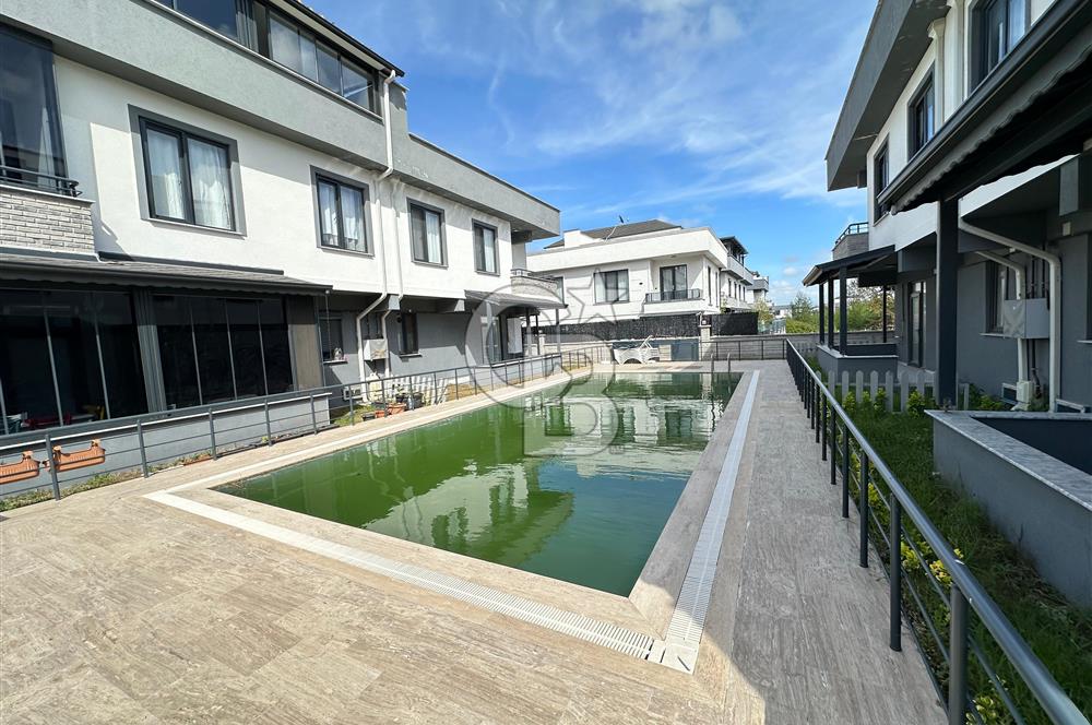 Karasu Sahilinde | Havuzlu Sitede | 4+1 Triplex Köşe Villa |