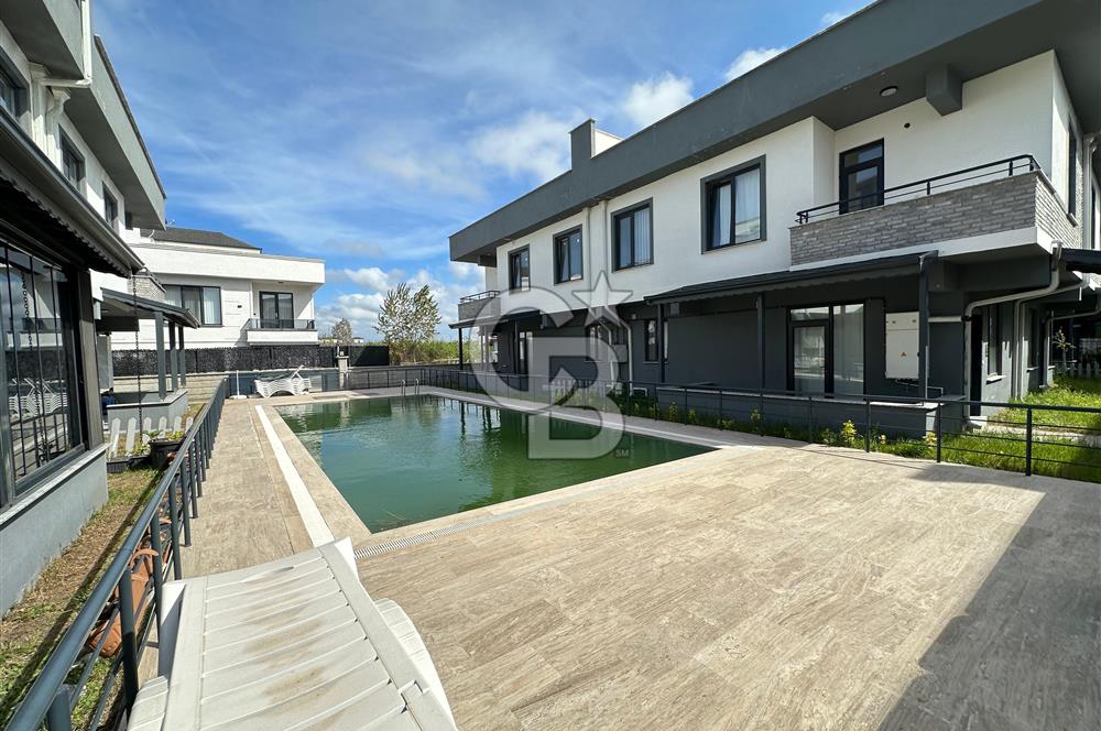 Karasu Sahilinde | Havuzlu Sitede | 4+1 Triplex Köşe Villa |