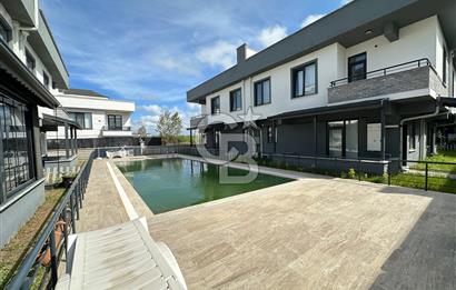 Karasu Sahilinde | Havuzlu Sitede | 4+1 Triplex Köşe Villa |