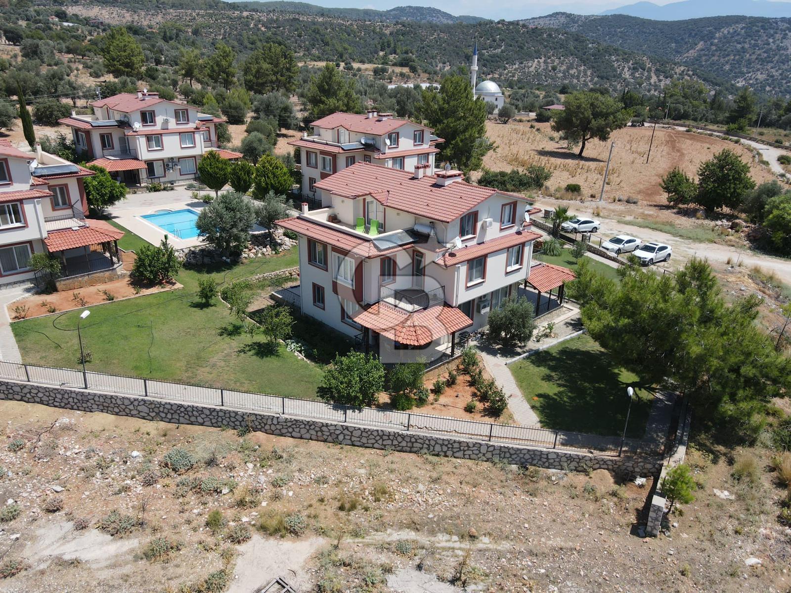 KARADERE'DE DENİZ MANZARALI YAPILI SATILIK 5+1 TRİPLEX VİLLA
