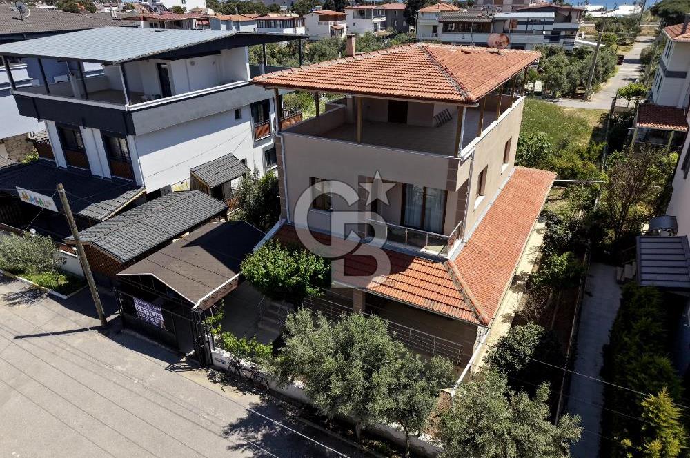 SEFERİHİSAR CUMHURİYET MAHALLESİN'DE SATILIK 4+1 VİLLA 