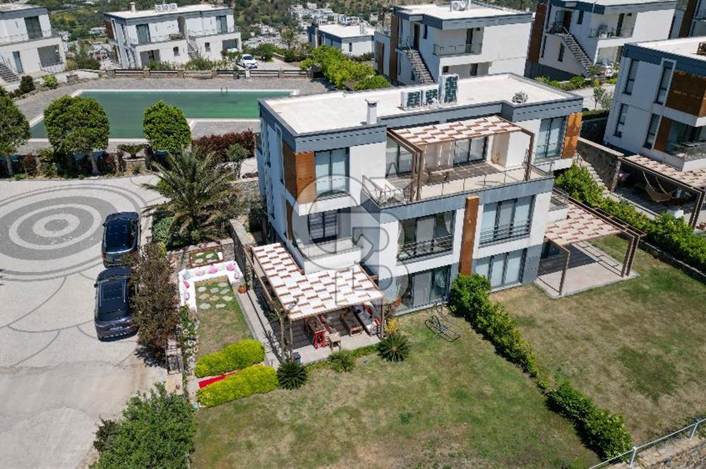 YALIKAVAK SAKLI KORU’DA ÖZEL PLAJLI – HAVUZLU –  KİRALIK GENİŞ BAHÇELİ DUBLEKS
