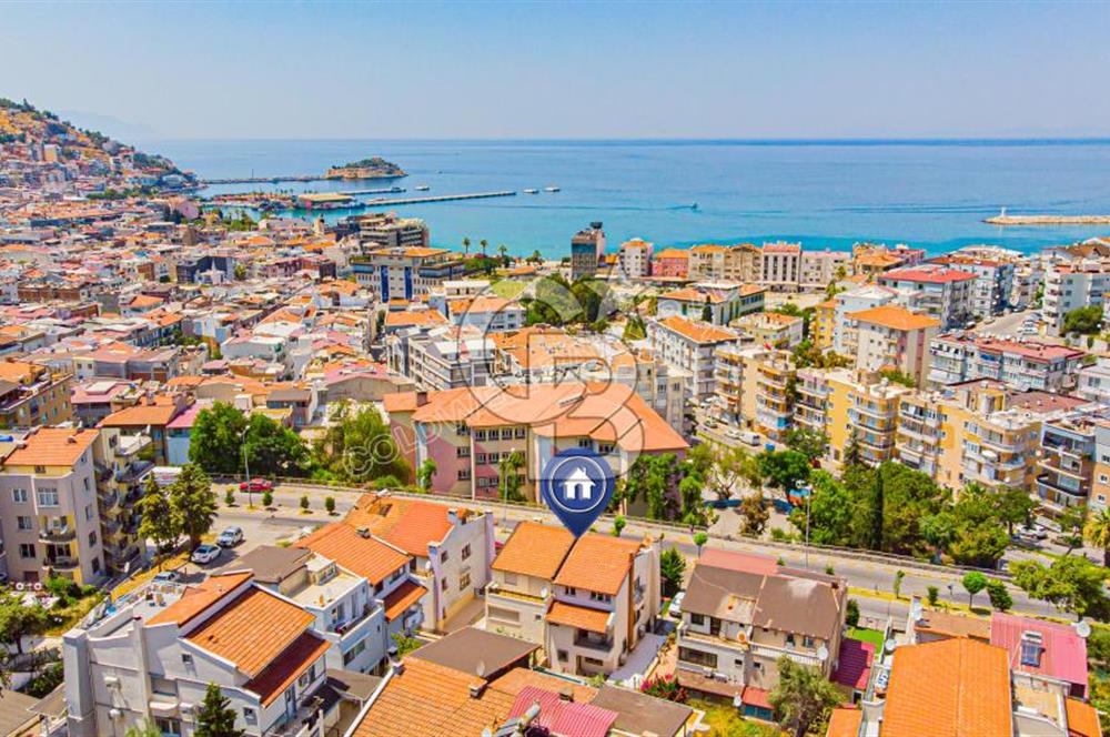 Kuşadası Candan Tarhan Blv'de Satılık 5+2 Villa (Konut+Ticari)
