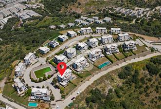 YALIKAVAK SAKLI KORU’DA ÖZEL PLAJLI – HAVUZLU –  KİRALIK GENİŞ BAHÇELİ DUBLEKS - 9 - 346812