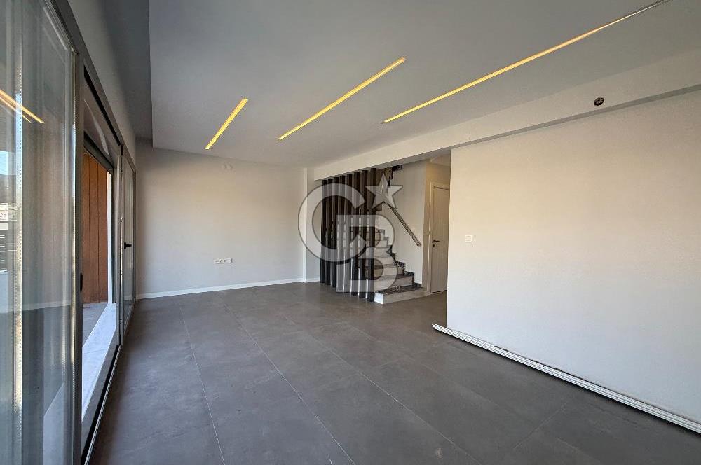 ALİAĞA YENİŞAKRAN 4+1 BÜYÜK BAHÇELİ VE TERASLI SATILIK VİLLA