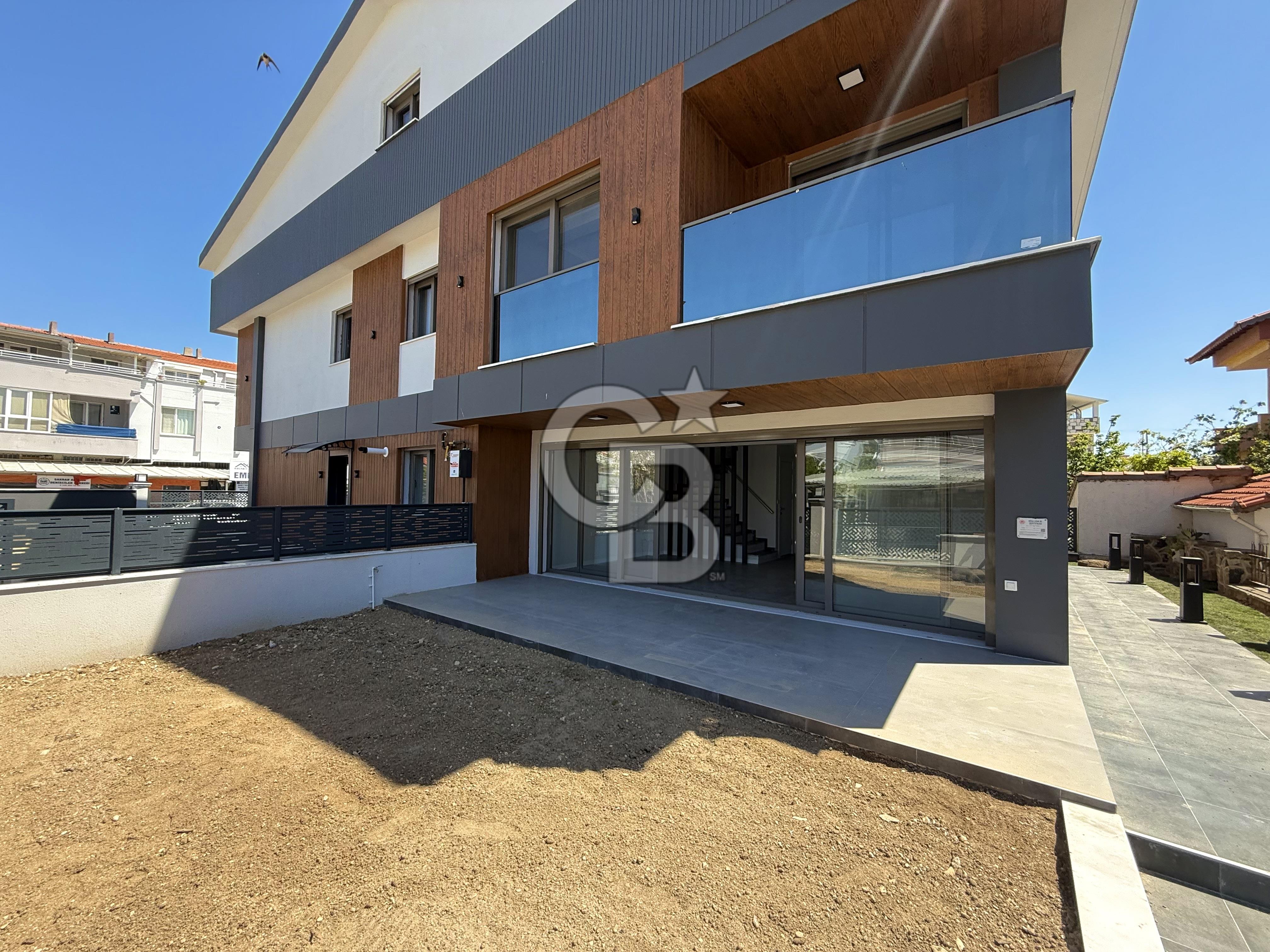 ALİAĞA YENİŞAKRAN 4+1 BÜYÜK BAHÇELİ VE TERASLI SATILIK VİLLA