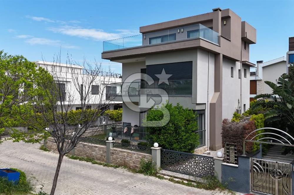 NARLIDERE ALTIEVLER’DE ÖNÜ AÇIK, KESİNTİSİZ DENİZ MANZARALI LÜKS VİLLA