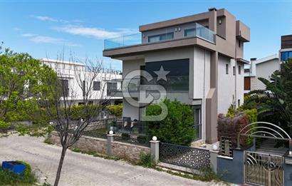 NARLIDERE ALTIEVLER’DE ÖNÜ AÇIK, KESİNTİSİZ DENİZ MANZARALI LÜKS VİLLA