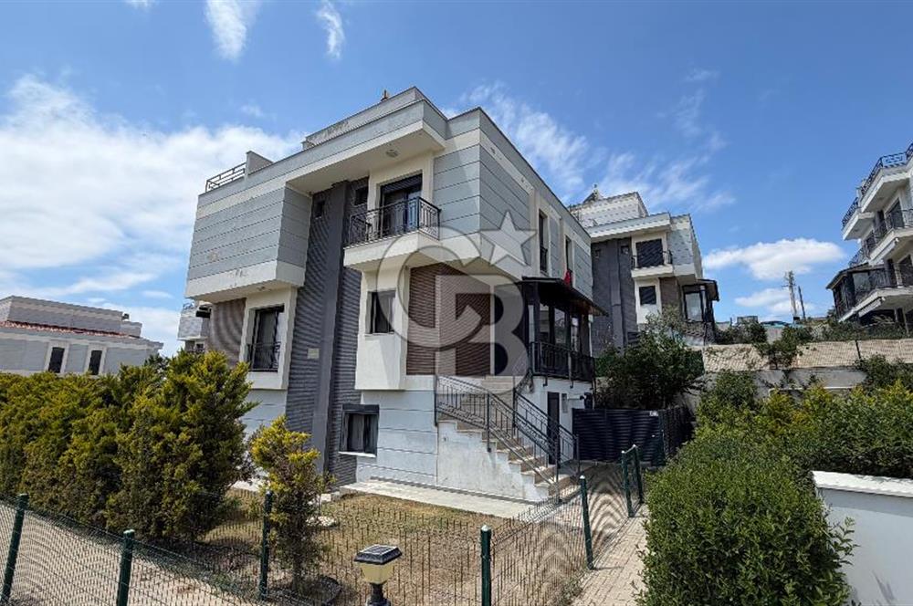 SEFERİHİSAR'DA HAVUZLU SİTEDE SATILIK 4+2 TRİPLEKS VİLLA
