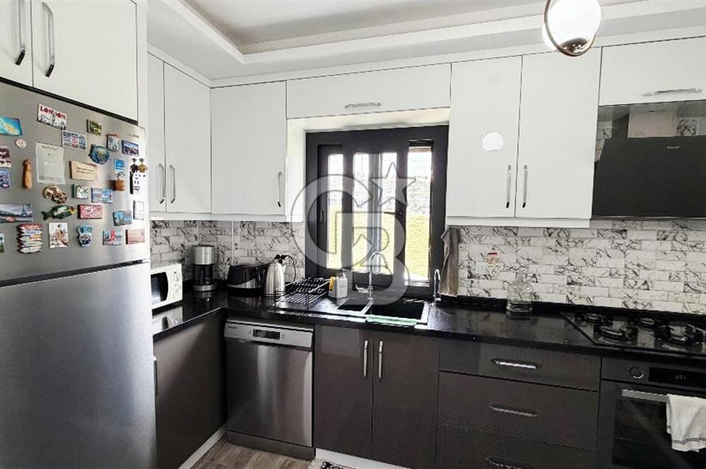 SEFERİHİSAR'DA HAVUZLU SİTEDE SATILIK 4+2 TRİPLEKS VİLLA