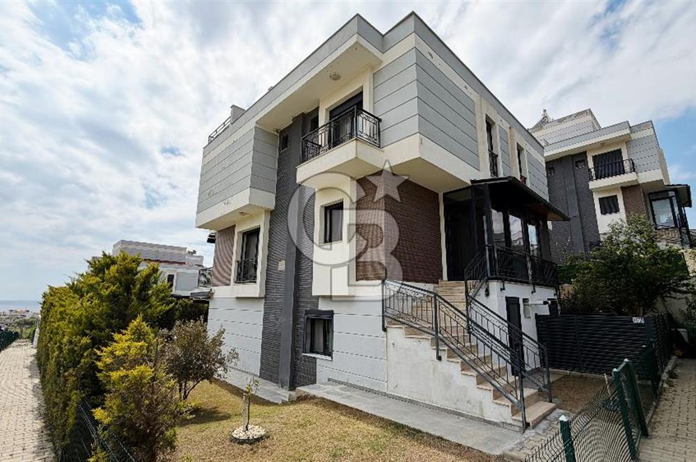 SEFERİHİSAR'DA HAVUZLU SİTEDE SATILIK 4+2 TRİPLEKS VİLLA