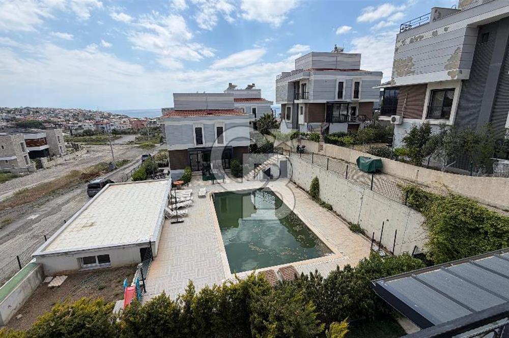 SEFERİHİSAR'DA HAVUZLU SİTEDE SATILIK 4+2 TRİPLEKS VİLLA