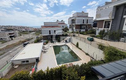 SEFERİHİSAR'DA HAVUZLU SİTEDE SATILIK 4+2 TRİPLEKS VİLLA