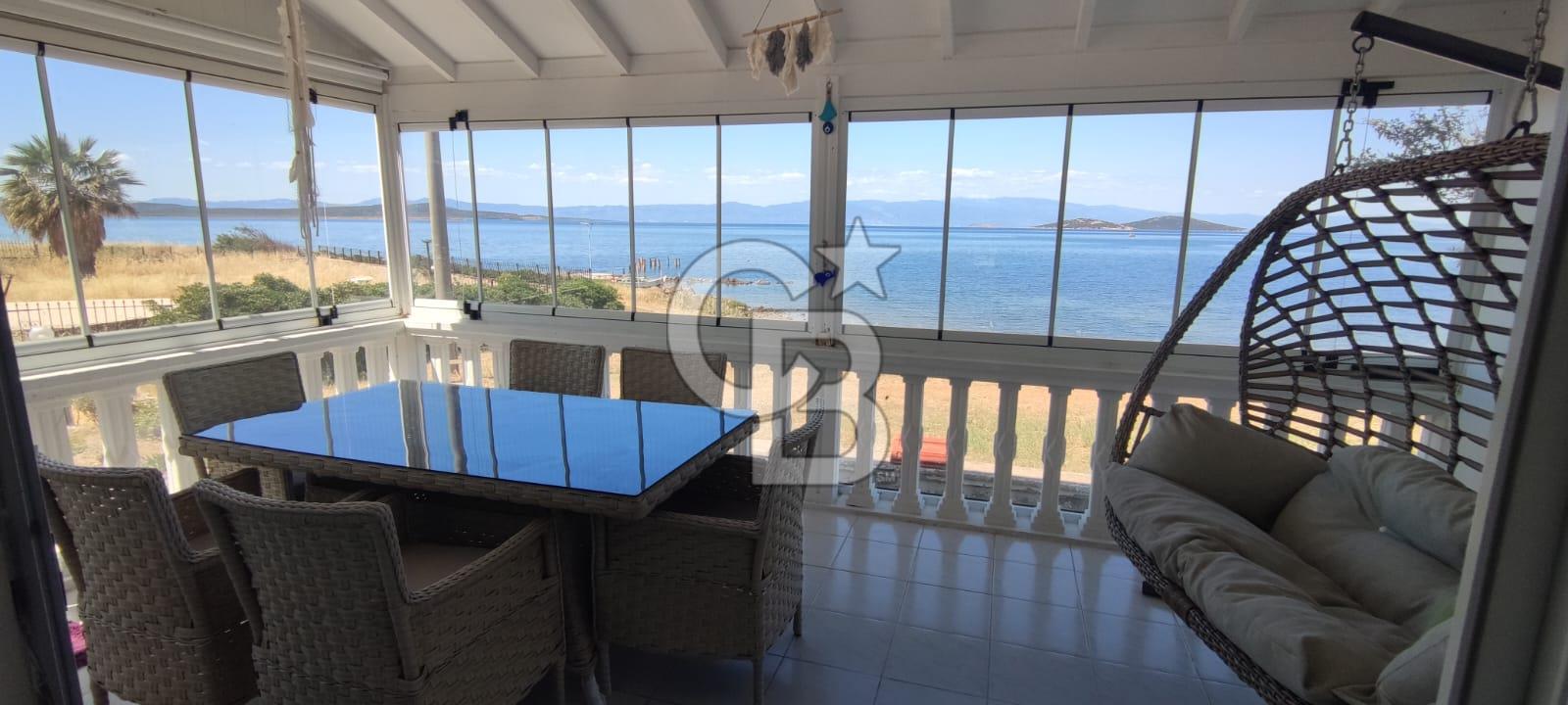 Cunda sitesinde sezonluk kiralık 1+1 eşyalı Denize sıfır daire