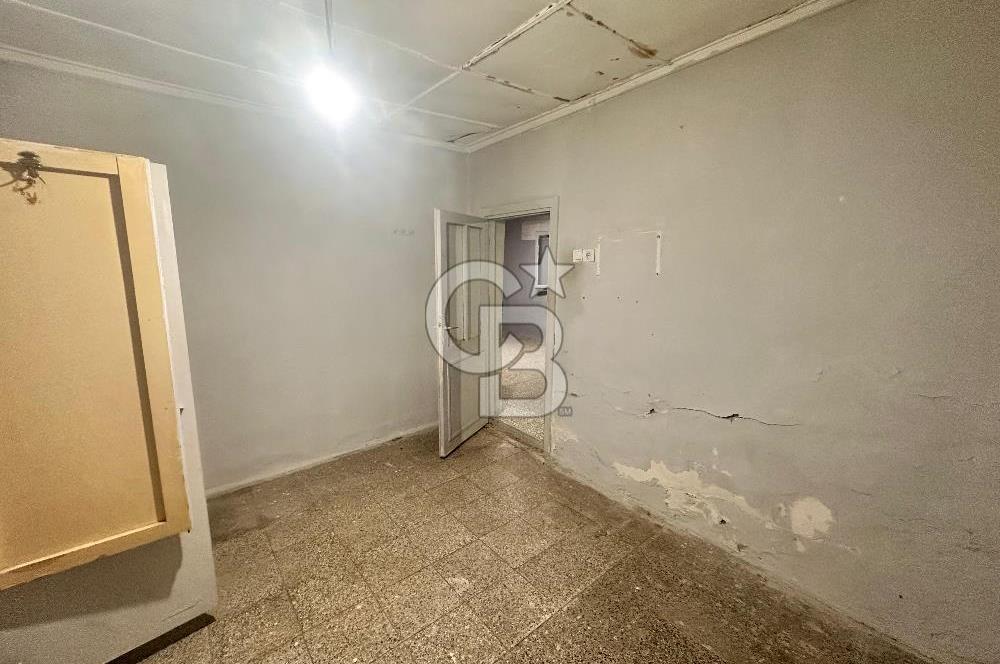 Bayraklı Adalet’te 4 Kat İmarlı, Üzerinde Kâgir Ev Bulunan Yatırım Fırsatı