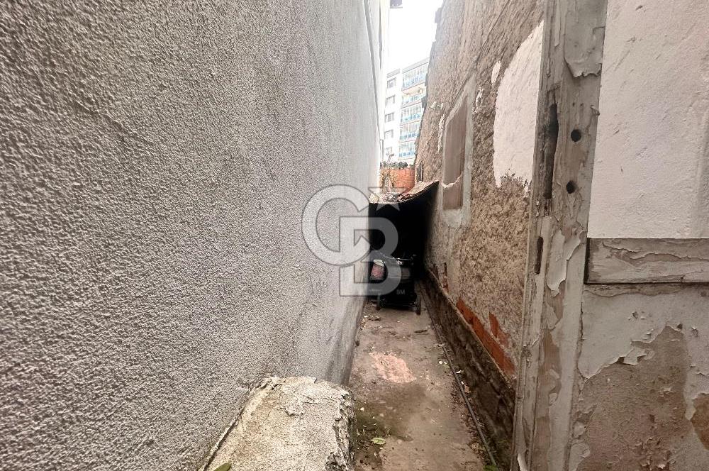 Bayraklı Adalet’te 4 Kat İmarlı, Üzerinde Kâgir Ev Bulunan Yatırım Fırsatı