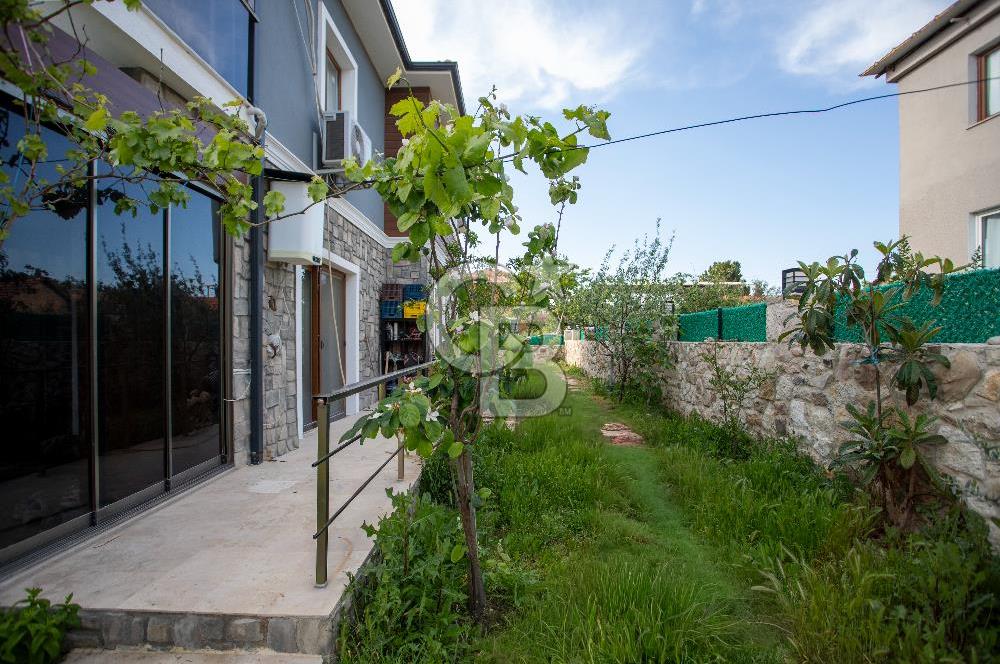 Foça Yenibağarası Mah. Satılık 2+1 Bahçe Katı Daire
