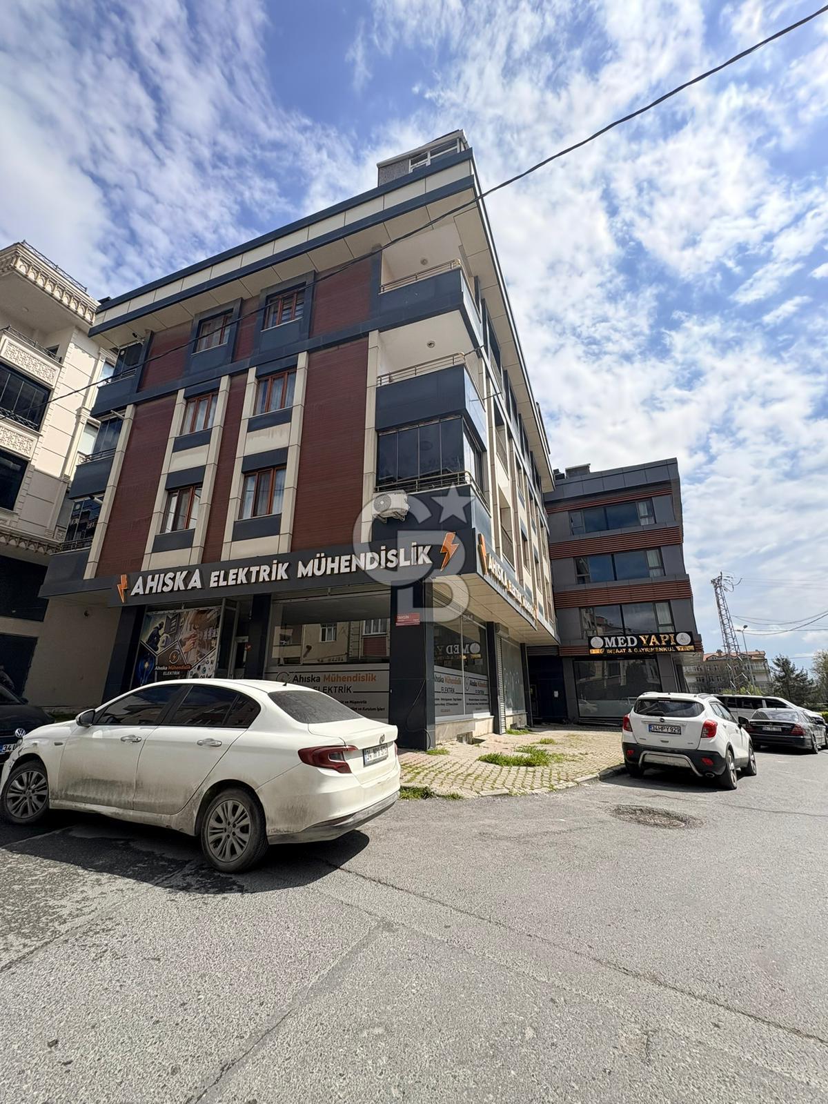 KARLIBAYIRDA MERKEZİ KONUMDA 3+1 ARA KAT DAİRE