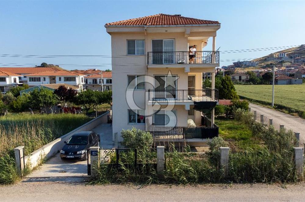 Foça Bağarası Hacıveli Mah. Satılık 3 Katlı Bina