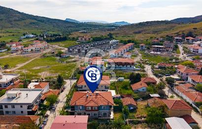 Foça Yenibağarası Mah. Satılık 2+1 Bahçe Katı Daire