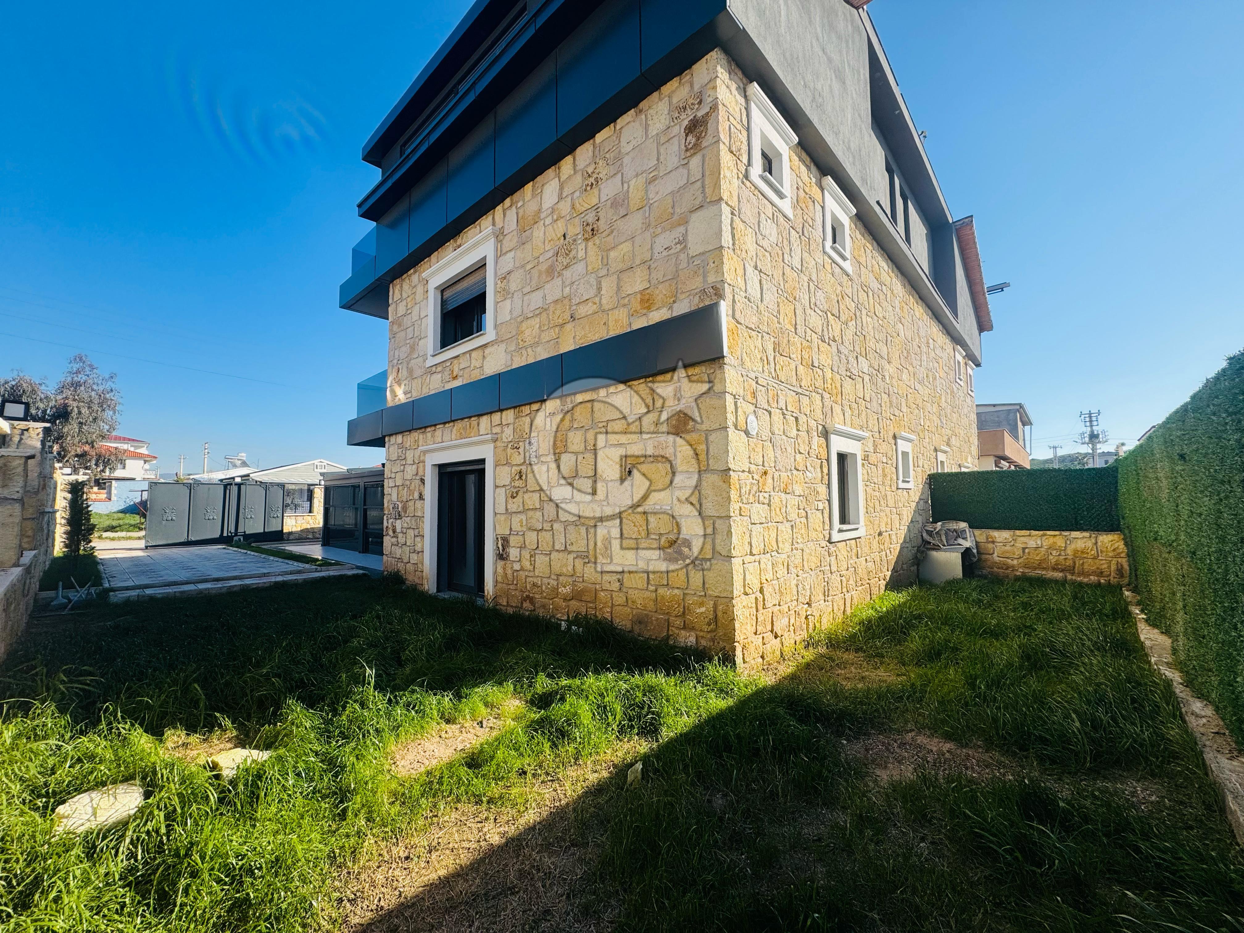 Foça Bağarası Villalar Bölgesinde Kiralık 4+1 Havuzlu Villa
