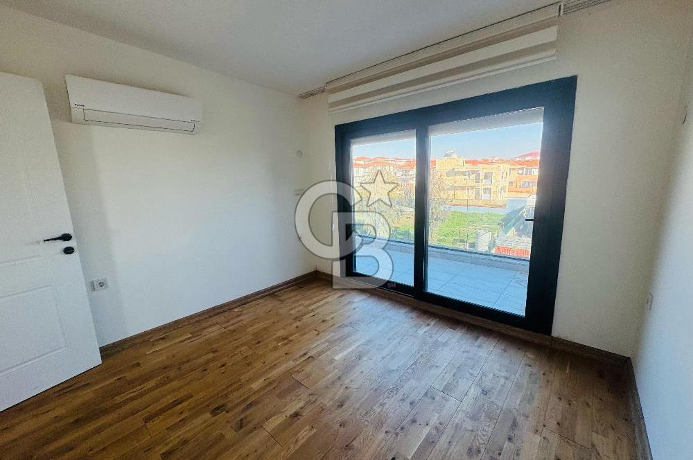 Foça Bağarası Villalar Bölgesinde Kiralık 4+1 Havuzlu Villa