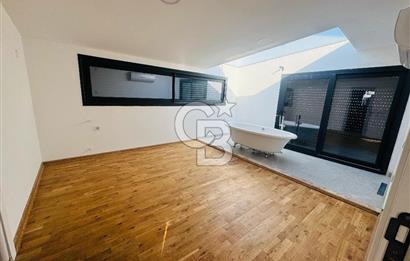 Foça Bağarası Villalar Bölgesinde Kiralık 4+1 Havuzlu Villa