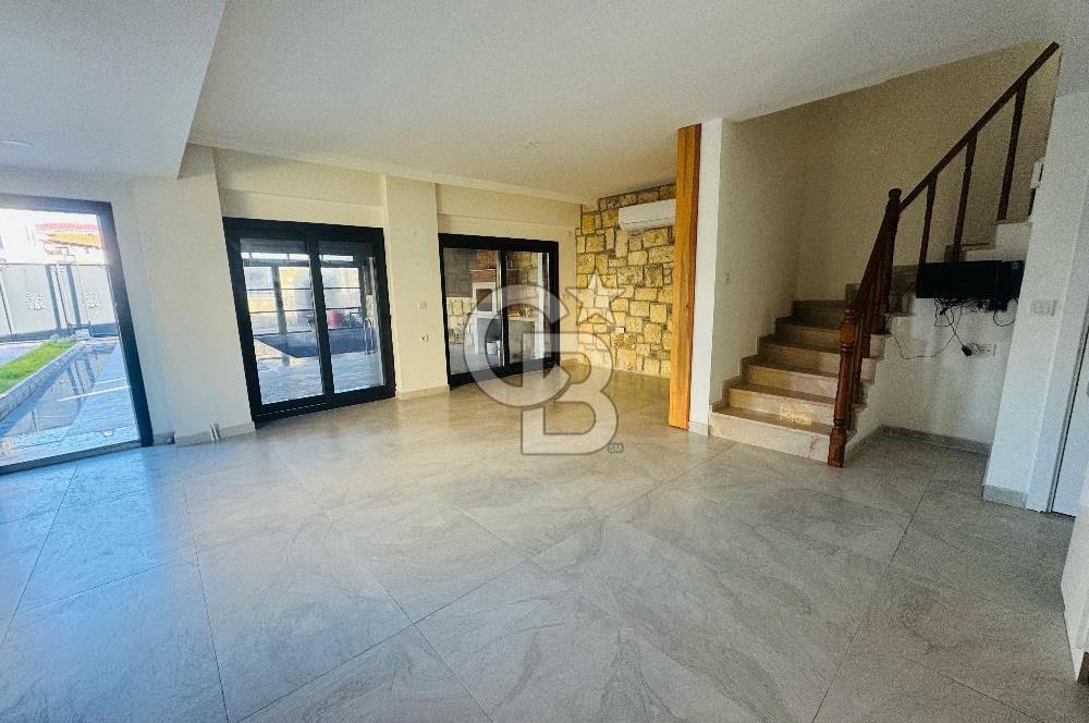 Foça Bağarası Villalar Bölgesinde Kiralık 4+1 Havuzlu Villa