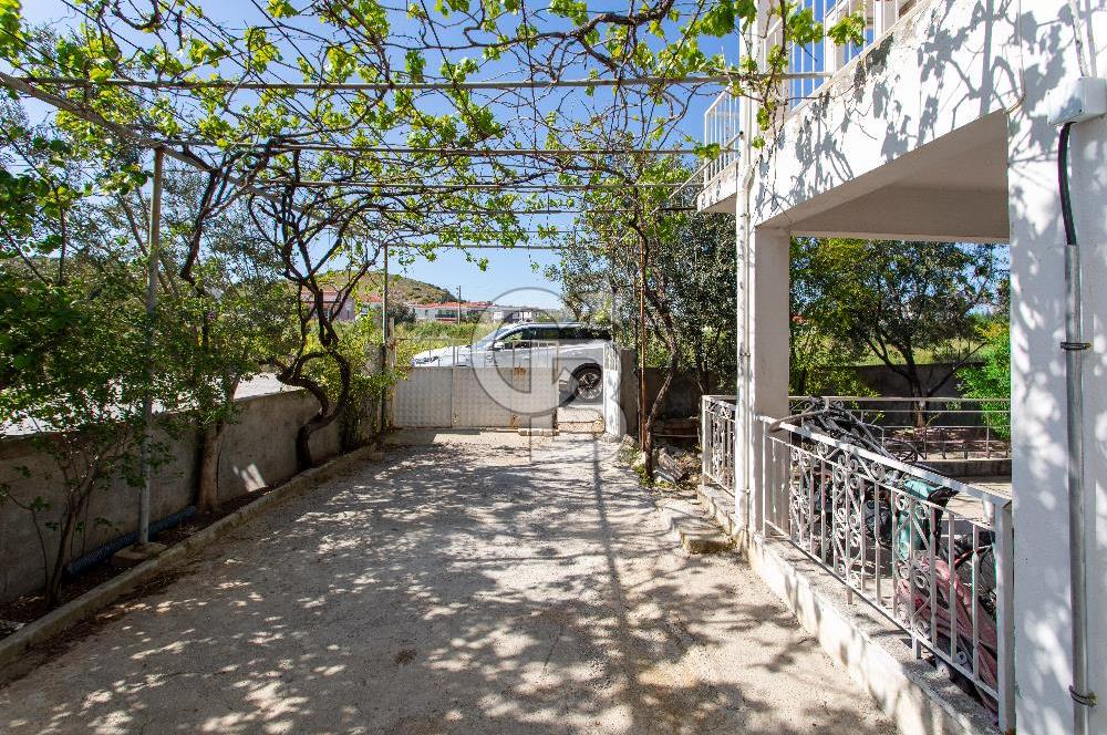Foça Yenibağarası Mah. Satılık 3 Katlı Bina
