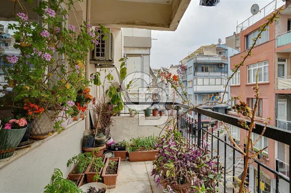 Konak Karataş'ta Geniş 3+1 Manzaralı 3 Balkonlu Satılık Daire