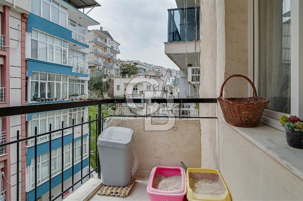 Konak Karataş'ta Geniş 3+1 Manzaralı 3 Balkonlu Satılık Daire