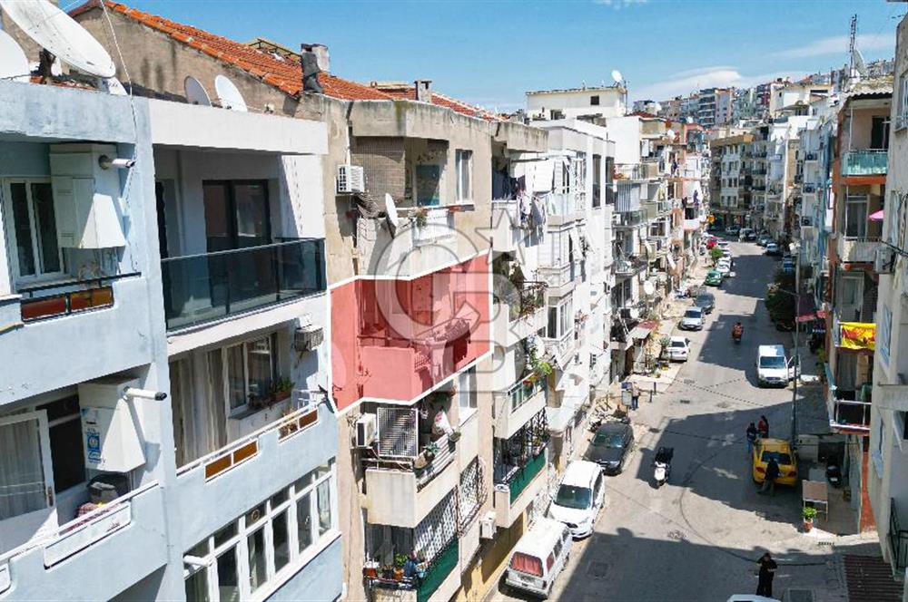 Konak Karataş'ta Geniş 3+1 Manzaralı 3 Balkonlu Satılık Daire