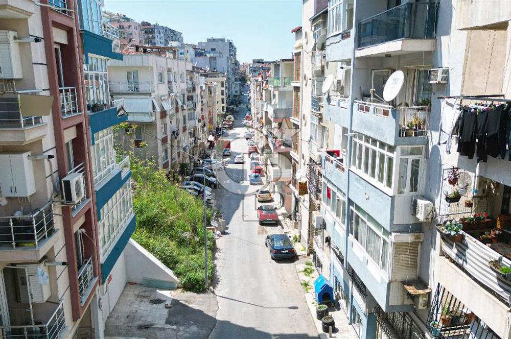 Konak Karataş'ta Geniş 3+1 Manzaralı 3 Balkonlu Satılık Daire