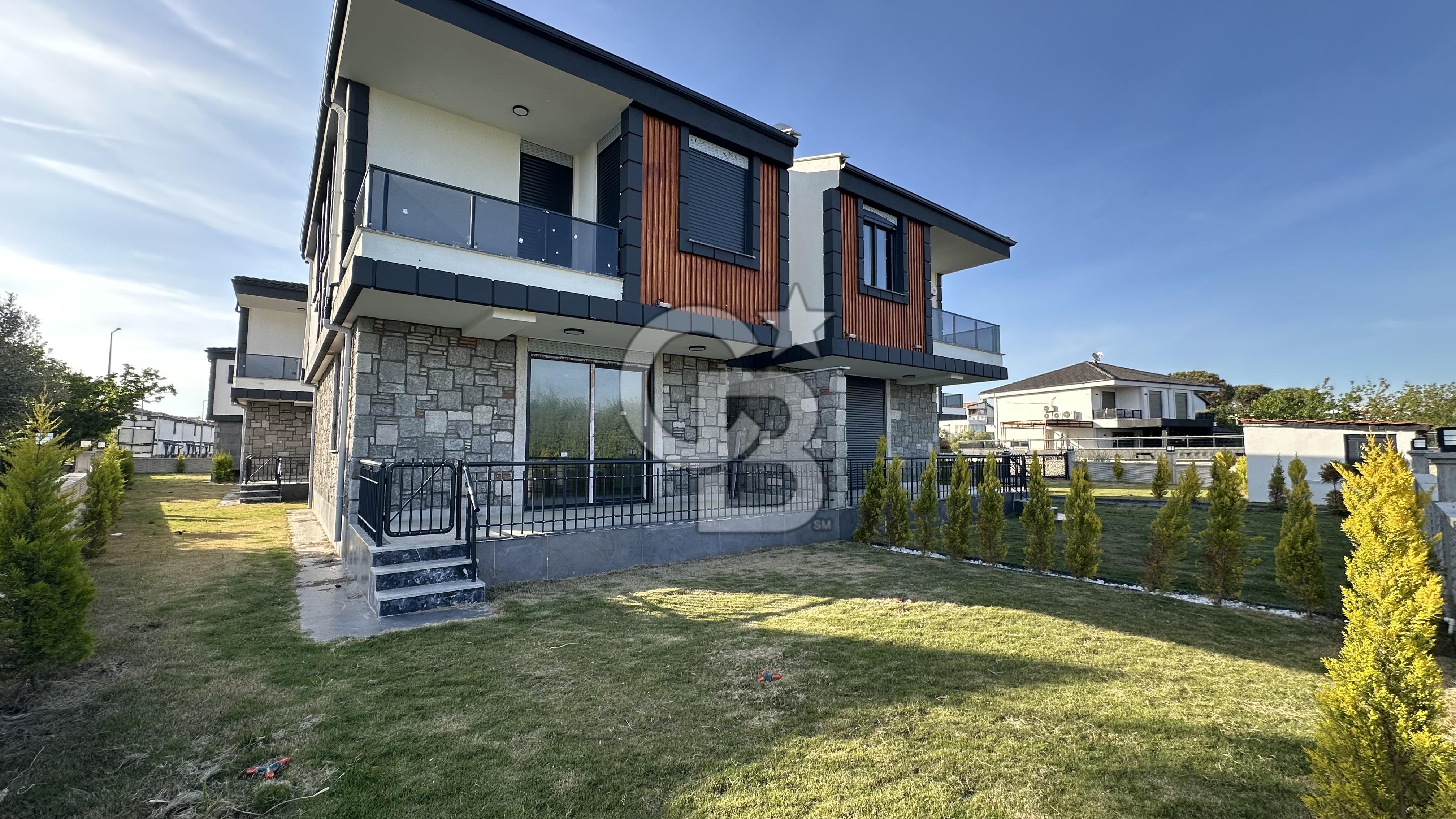 Ayvalık Altınovada Denize 250 metre 3+1 Bahçeli Satılık Villa