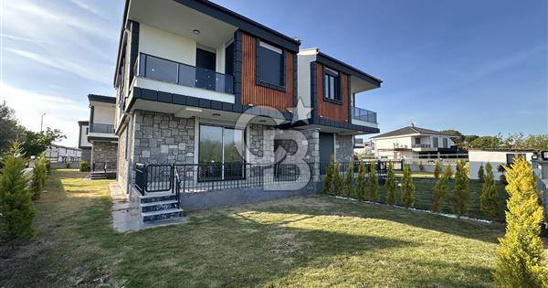 Ayvalık Altınovada Denize 250 metre 3+1 Bahçeli Satılık Villa - 347643