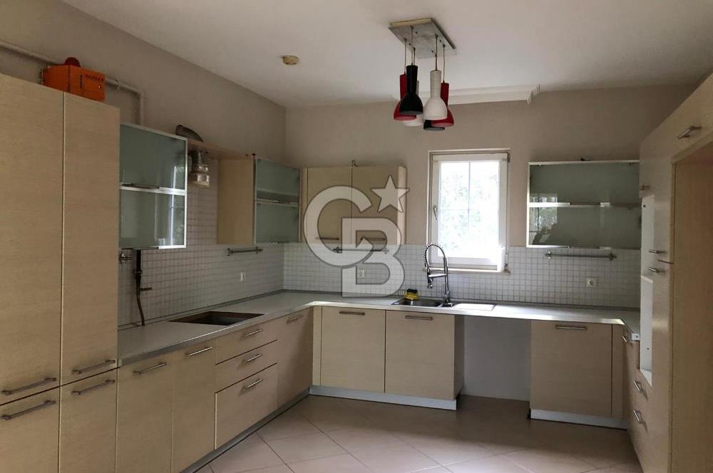 Bahçeşehir'e Komşu Donanımlı Sitede Köşe Konumda Dubleks Villa