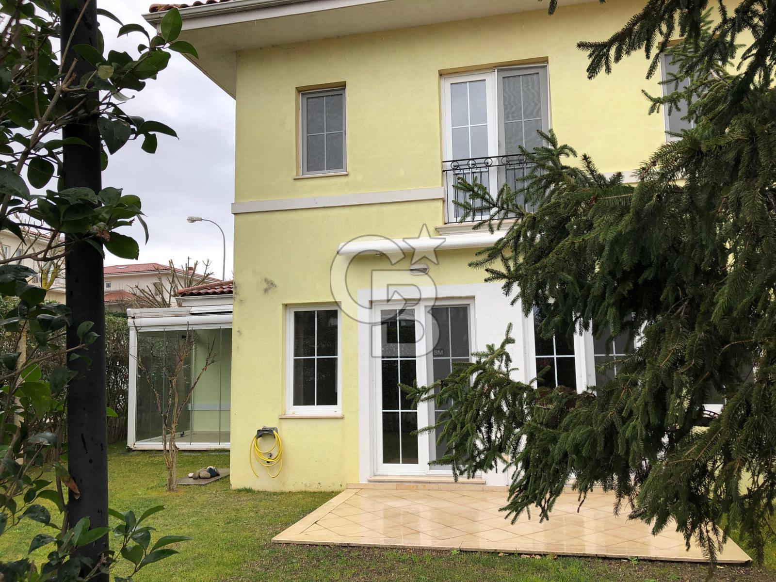 Bahçeşehir'e Komşu Donanımlı Sitede Köşe Konumda Dubleks Villa