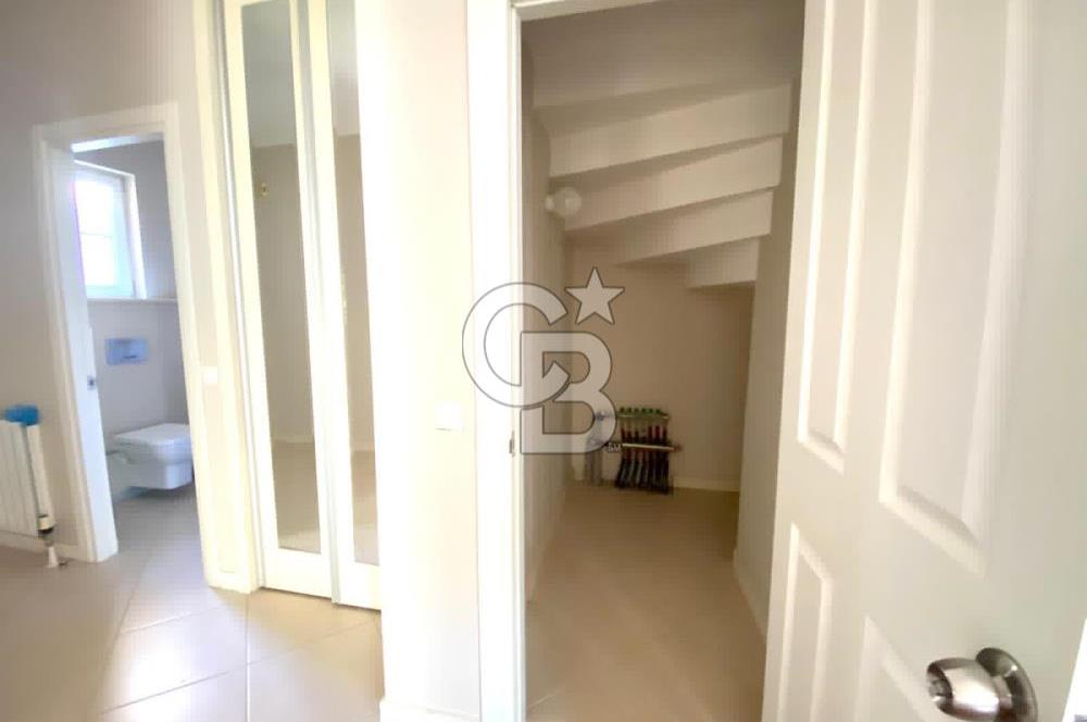 Bahçeşehir'e Komşu Donanımlı Sitede Köşe Konumda Dubleks Villa