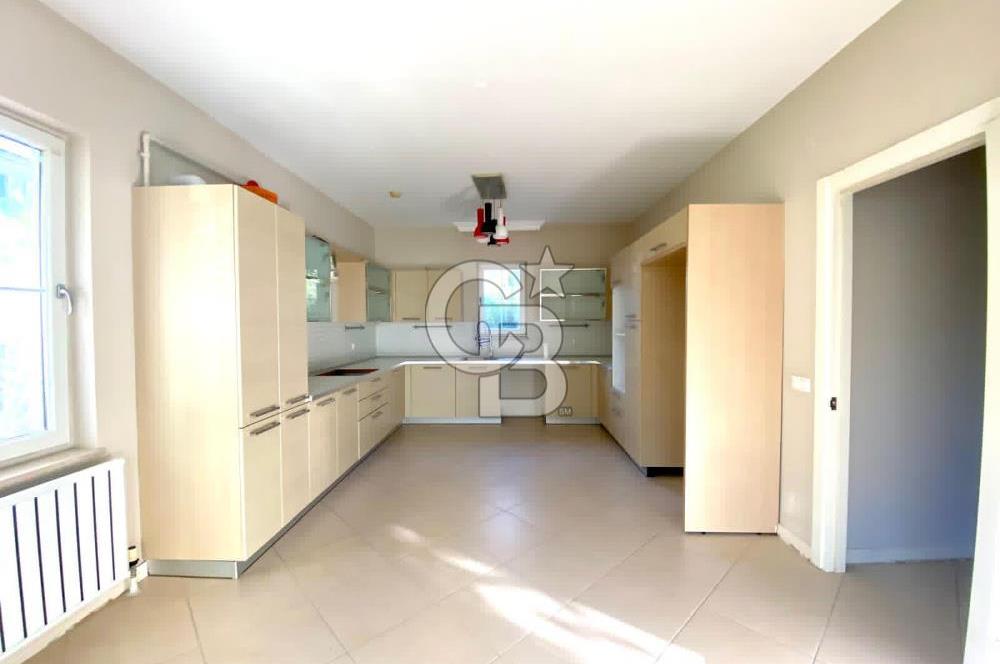Bahçeşehir'e Komşu Donanımlı Sitede Köşe Konumda Dubleks Villa
